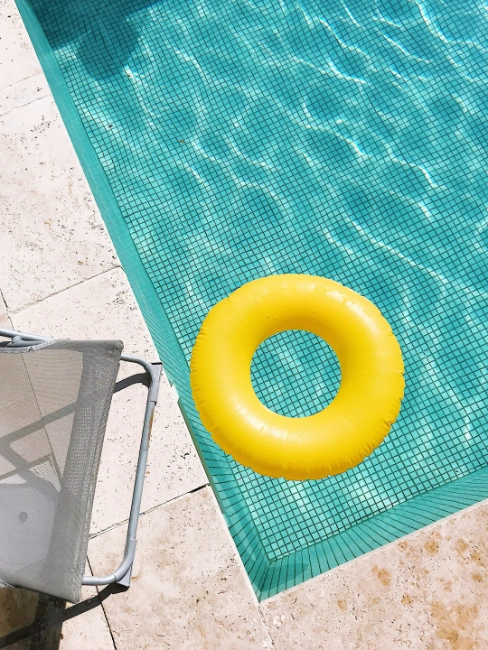 Pool with an inflatable