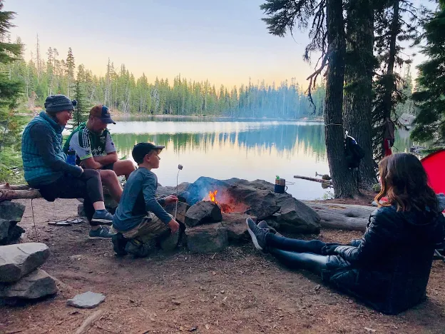 Image Family-camping-by-lake