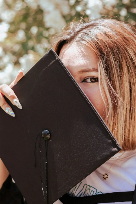 Estudiante con birrete en un escenario hipotético: graduándose gracias a la Guía para el EGC FCA UNAM