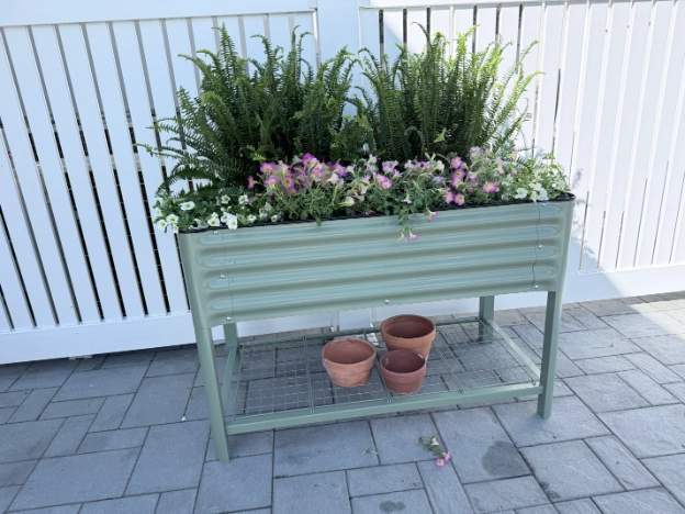 Vego Elevated garden with flowers