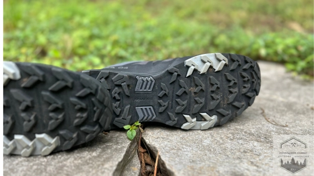 view of the lug pattern on the contagrip outsole