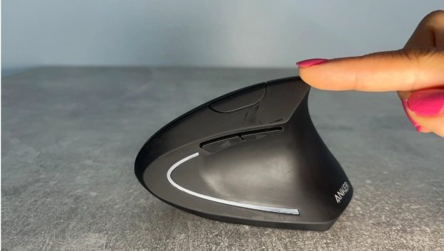 Close-up of the raised peak on the Anker vertical ergonomic mouse.