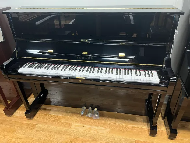 Yamaha U1 upright piano polished ebony