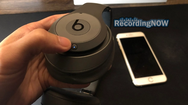 Putting Beats Studio 3 Wireless headphones into Pairing Mode next to iPhone