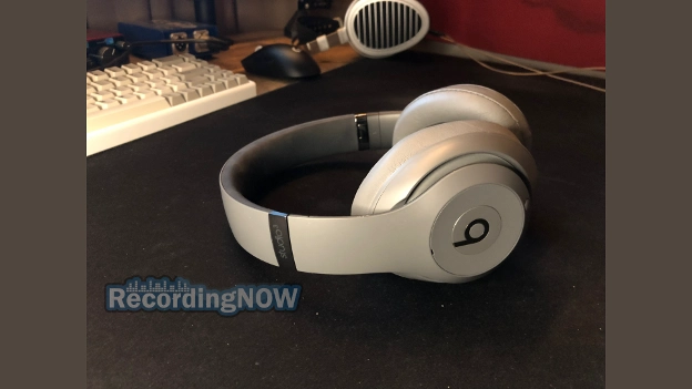 Beats Studio 3 Wireless in grey on desk