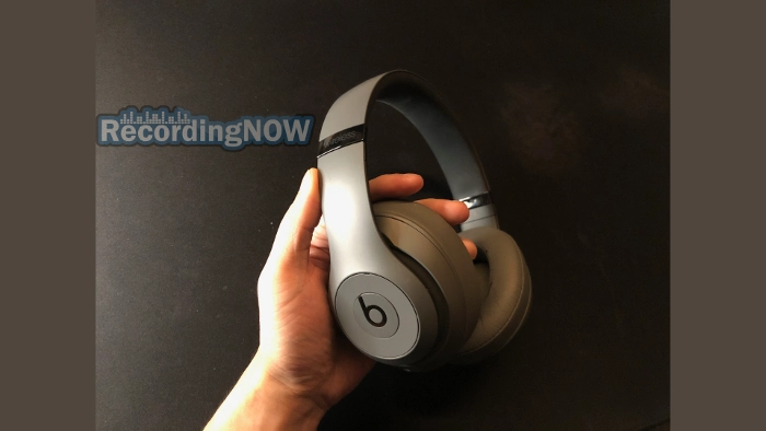 Beats Studio 3 Wireless in grey held in hand