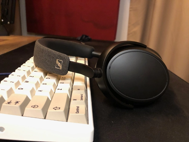 Sennheiser Momentum 4 side profile