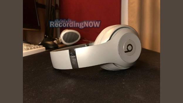 Beats Studio 3 Wireless laying flat on desk