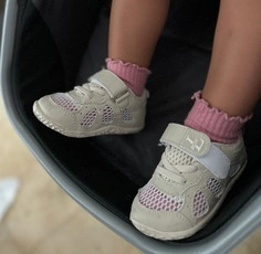 L-run barefoot shoe sneakers are breathable and perfect for summertime. They have flexible and flat soles and a wide toe box.